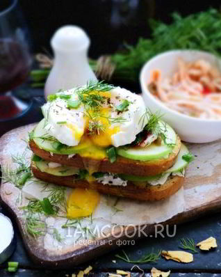 Бутерброд с маринованным кальмаром и яйцом