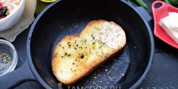 бутерброд с маринованным кальмаром и яйцом