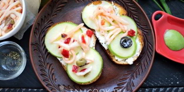 бутерброд с маринованным кальмаром и яйцом