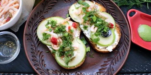 бутерброд с маринованным кальмаром и яйцом