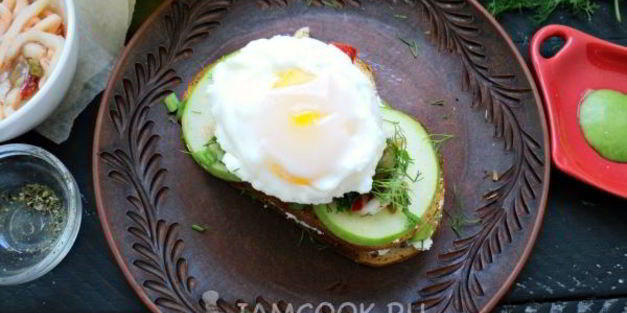 бутерброд с маринованным кальмаром и яйцом