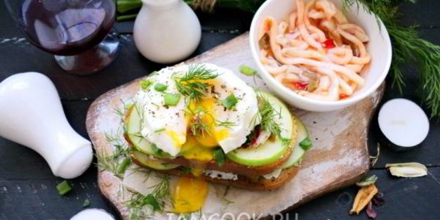 бутерброд с маринованным кальмаром и яйцом