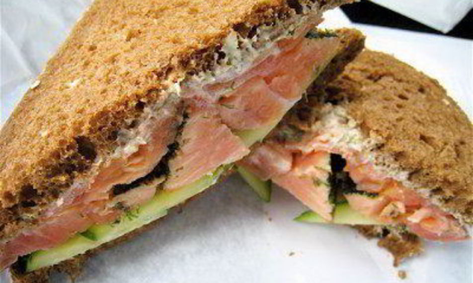 Рецепт бутерброд с семгой и огурцом