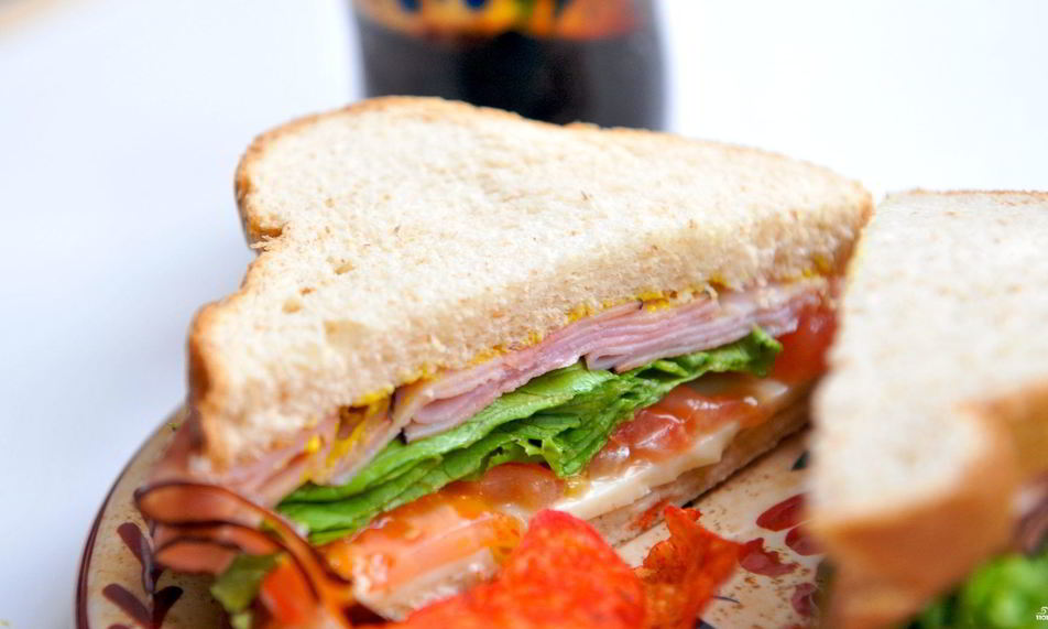 Рецепт бутерброд с ветчиной и помидорами