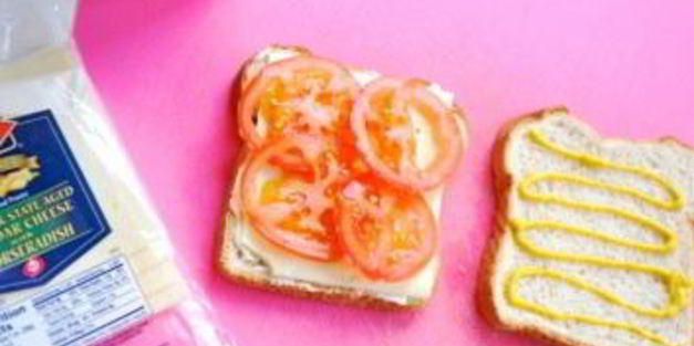 бутерброд с ветчиной и помидорами