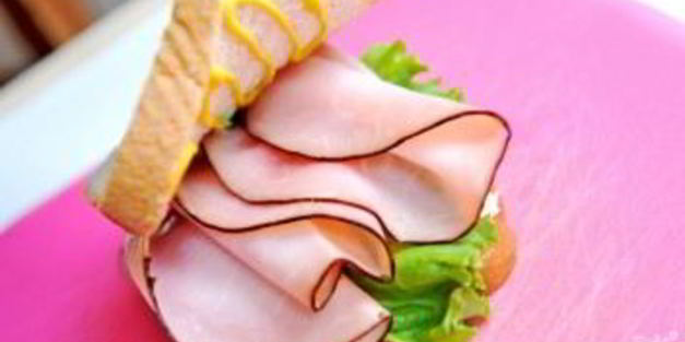 бутерброд с ветчиной и помидорами