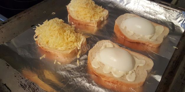 бутерброд с яйцом и сыром горячий