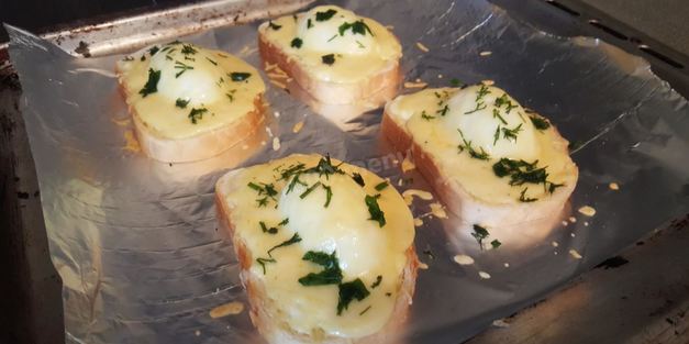 бутерброд с яйцом и сыром горячий