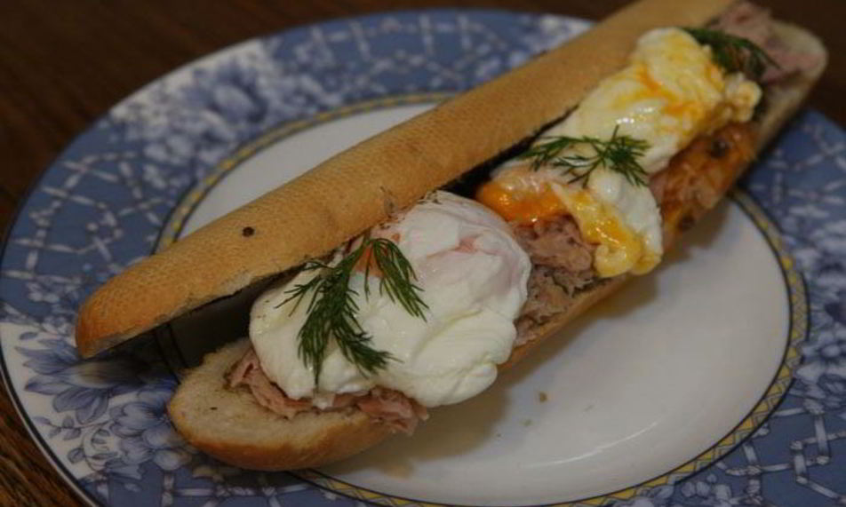 Рецепт бутерброд с яйцом, тунцом и тапенадом