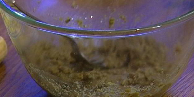 бутерброд с яйцом, тунцом и тапенадом