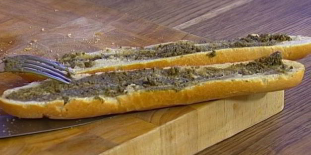 бутерброд с яйцом, тунцом и тапенадом