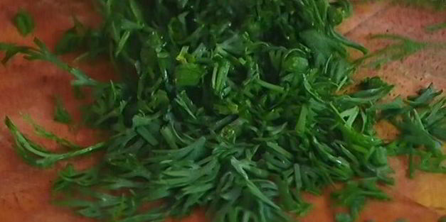 бутерброд с яйцом, тунцом и тапенадом