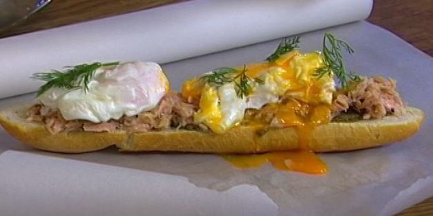 бутерброд с яйцом, тунцом и тапенадом