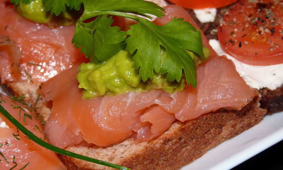 Рецепт бутербродики с копченым лососем и авокадо