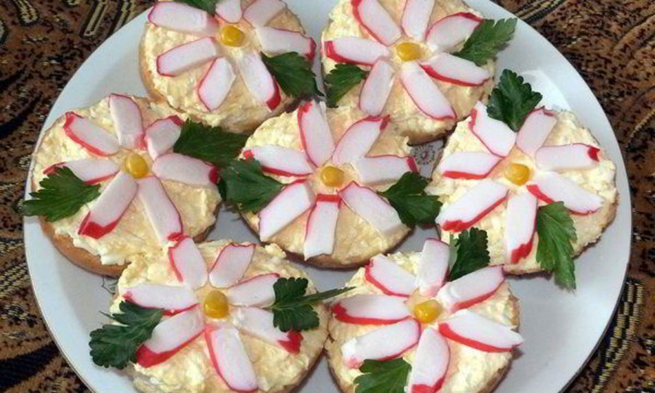 Рецепт бутерброды крабовые цветы с сыром