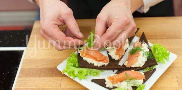 бутерброды с авокадо и лососем