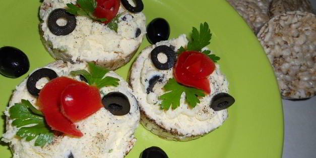 бутерброды с домашним мягким сыром на хлебцах