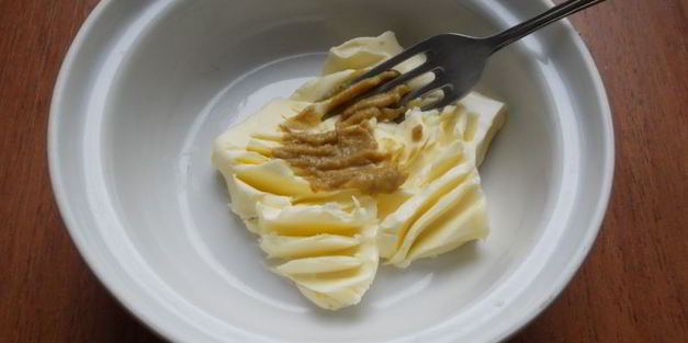 бутерброды с горчичным маслом и икрой мойвы