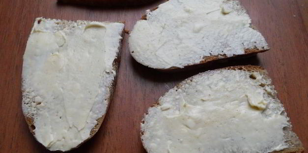 бутерброды с горчичным маслом и икрой мойвы
