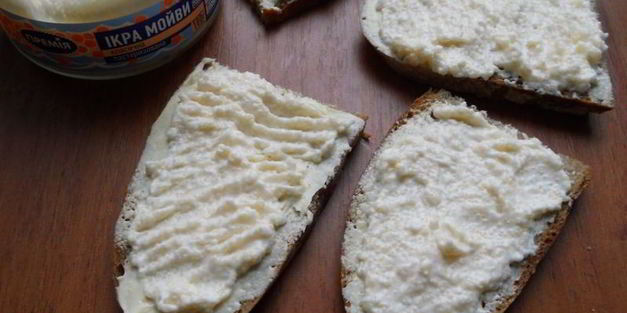 бутерброды с горчичным маслом и икрой мойвы