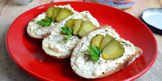 бутерброды с горчичным маслом и икрой мойвы
