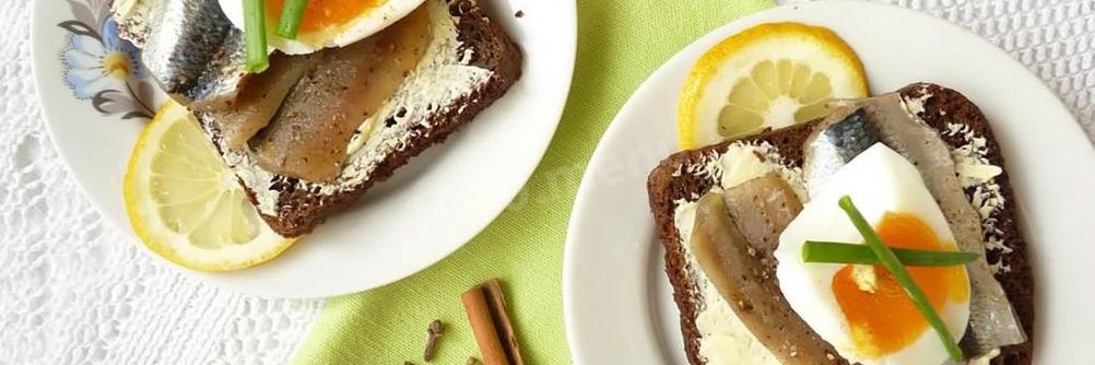 Бутерброды с килькой