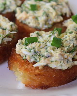 Бутерброды с консервированным лососем