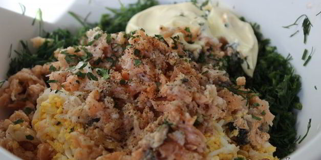 бутерброды с консервированным лососем