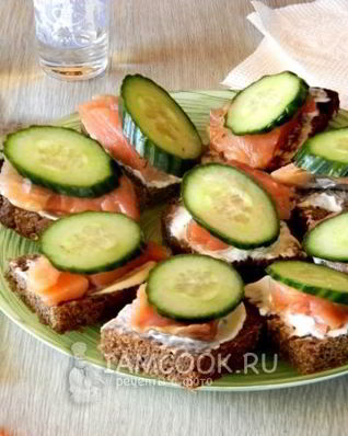 Бутерброды с красной рыбой и огурцом
