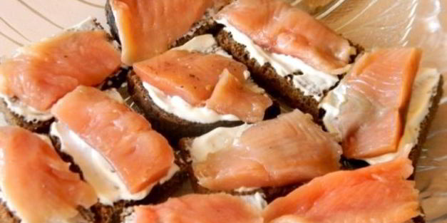 бутерброды с красной рыбой и огурцом