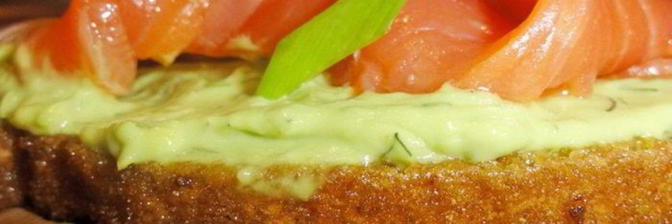 Бутерброды с малосольной семгой и авокадо