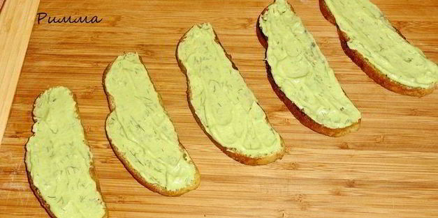 бутерброды с малосольной семгой и авокадо