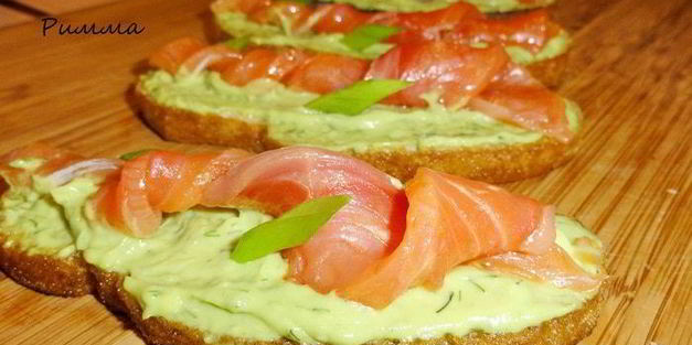 бутерброды с малосольной семгой и авокадо