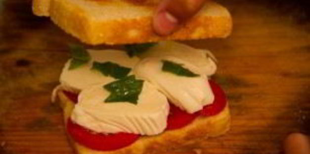 бутерброды с моцареллой