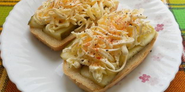 бутерброды с огурцом, маслом и плавленным сыром