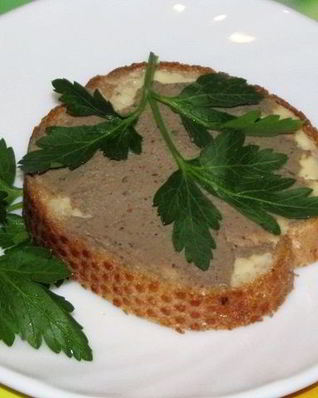 Бутерброды с паштетом из печени