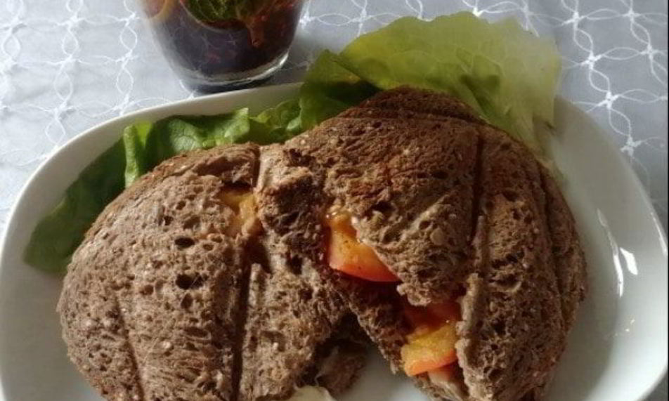 Рецепт бутерброды с помидорами и моцареллой