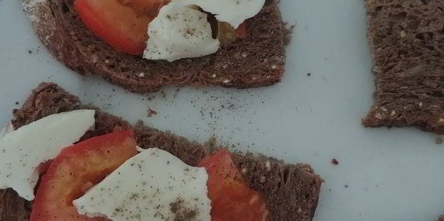 бутерброды с помидорами и моцареллой