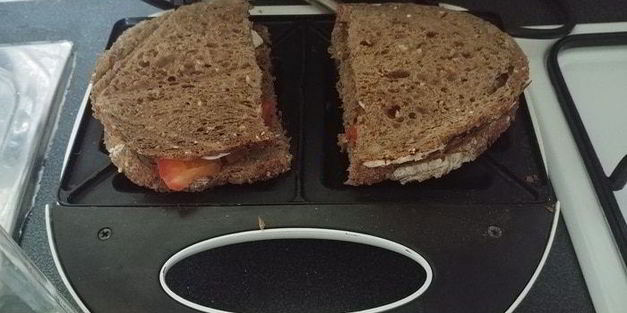 бутерброды с помидорами и моцареллой