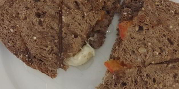 бутерброды с помидорами и моцареллой