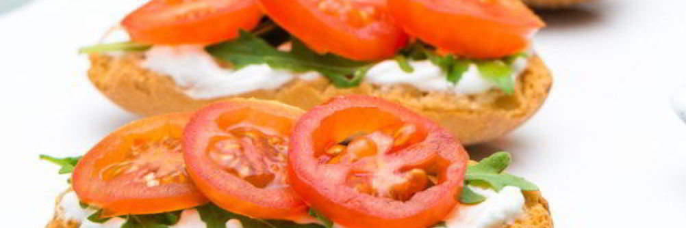 Бутерброды с помидорами и сыром