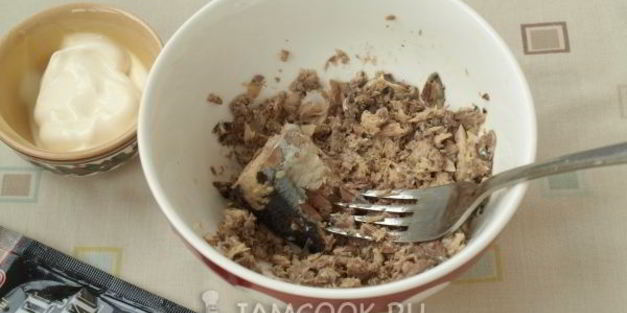 бутерброды с сайрой и яйцом