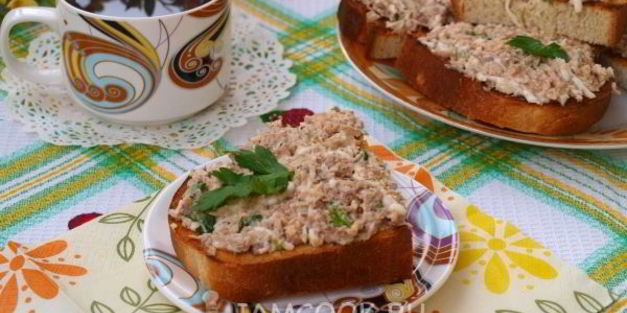 бутерброды с сайрой и яйцом