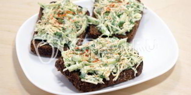 бутерброды с салатом