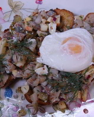 Бутерброды с сельдью, яблоком и яйцом пашот