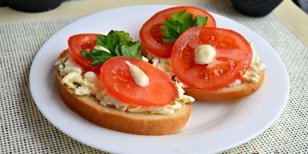 бутерброды с сыром, яйцом и помидорами