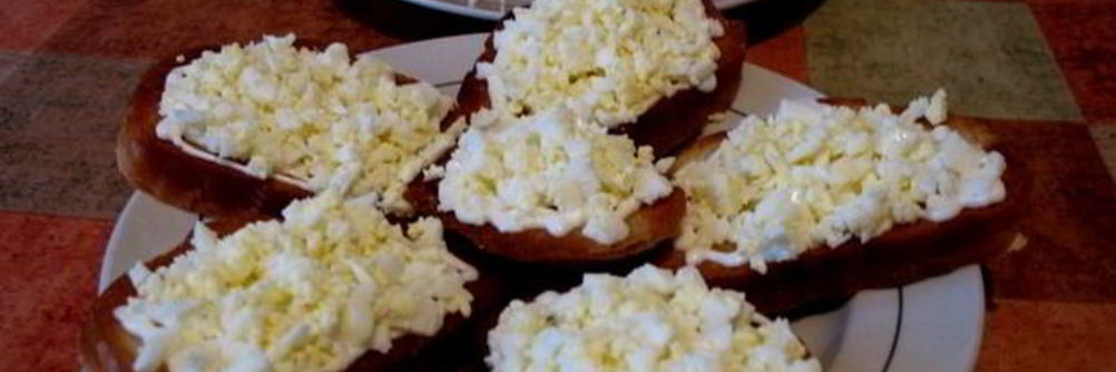 Бутерброды с яйцом и чесноком