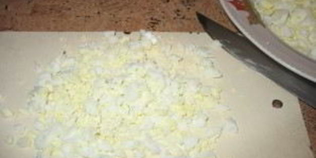 бутерброды с яйцом и чесноком