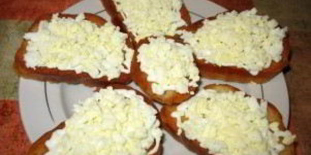 бутерброды с яйцом и чесноком