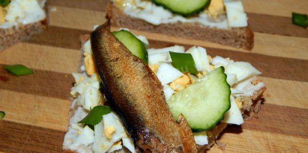 бутерброды со шпротами и свежим огурцом